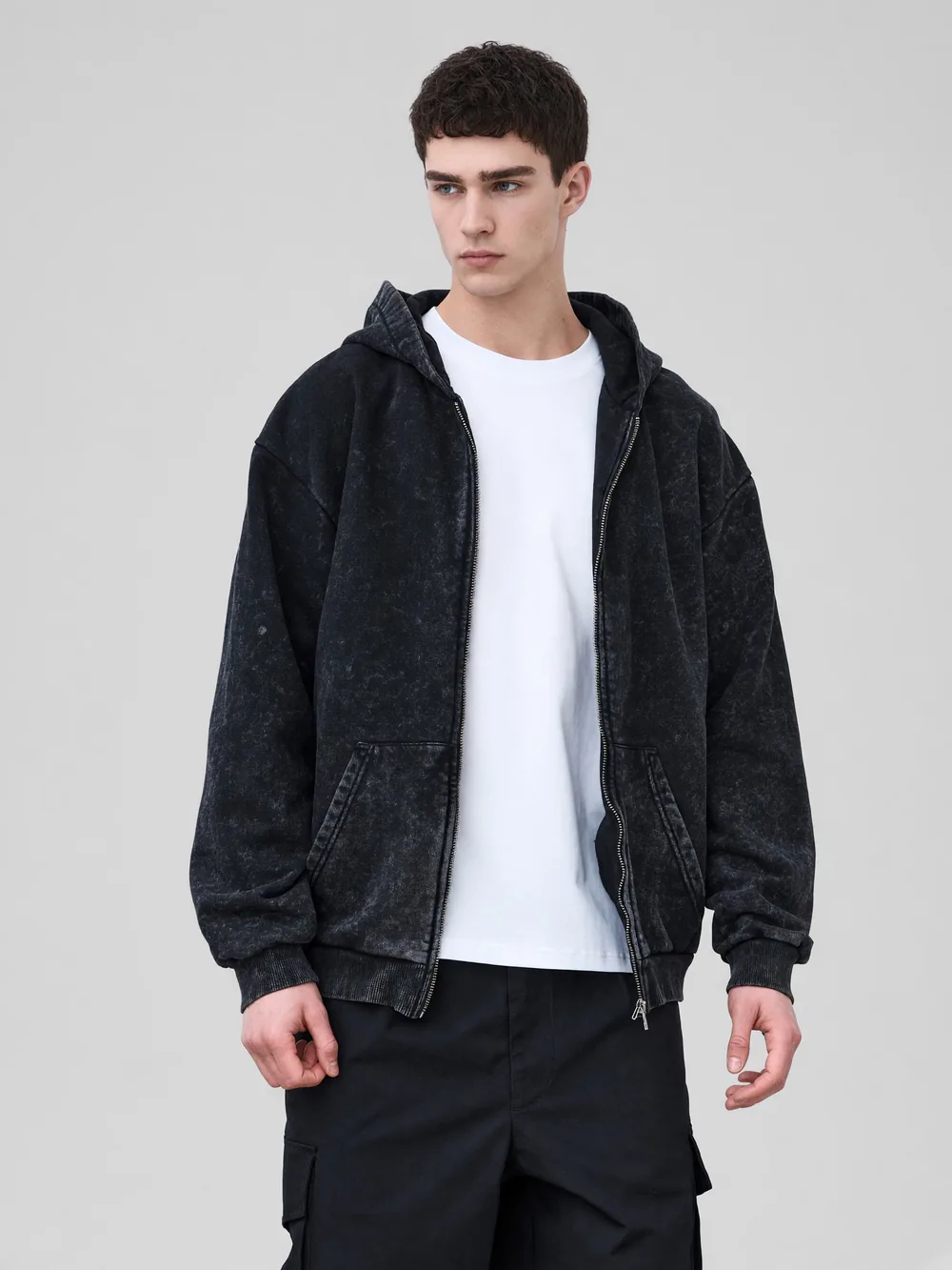Худи на молнии Garment dyed · 380 г/м² — фото на модели